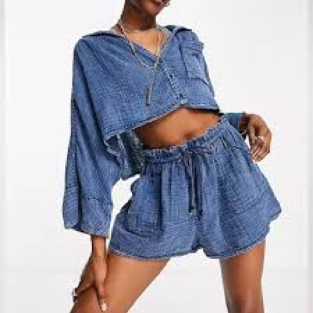 NWOT FREE PEOPLE ELORA BLUE LONG DROP SLEEVE BUTTON CROPPED TOP | MEDIUM